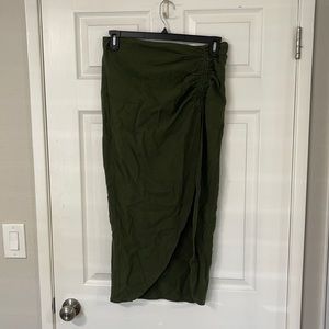 Mid rise dark green Zara skirt with slit.